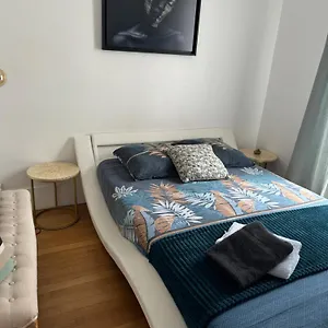 Апартаменты Guest Nearby Champs Elysees, Париж